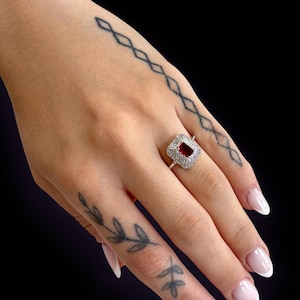 Silberring: Synthetischer Rubin im Smaragdschliff mit weißem Zirkon