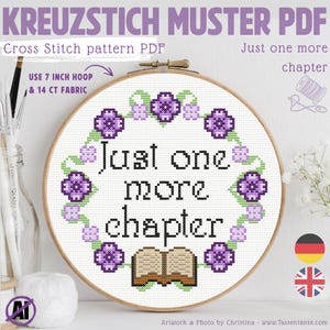 Peut inclure: Un modèle PDF de point de croix dans un cercle en bois. Le motif présente le texte "Just one more chapter" entouré de fleurs violettes et de vignes vertes. Le motif utilise un cercle de 17.78 cm et du tissu 14 CT.