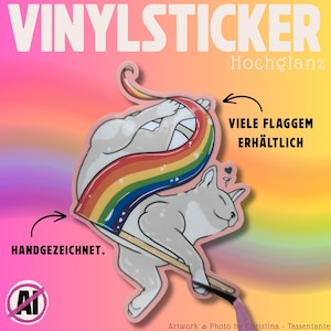 Könnte beinhalten: Ein Vinyl-Aufkleber mit einer Cartoon-Katze, die eine Regenbogenflagge hält. Der Aufkleber hat den Text "VINYLSTICKER" oben und eine Hochglanz-Oberfläche. Die Wörter "HANDGEZEICHNET" und "VIELE FLAGGEN ERHÄLTLICH" sind ebenfalls sichtbar.