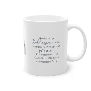 May include: White ceramic mug with a blue and orange rainbow design. The text on the mug reads "Großartige Kolleginnen werden befördert zur Mama Wir wünschen dir alles Gute für diese aufregende Zeit!"