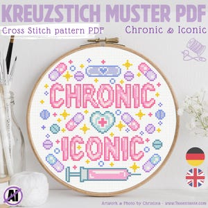 Puede incluir: Un patrón de punto de cruz en un aro de madera, con las palabras "CHRONIC ICONIC" en rosa, rodeado de pastillas, corazones y estrellas. También se ve el texto "Cross Stitch pattern PDF".