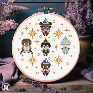 Puede incluir: Bordado de punto de cruz en un aro de madera con personajes pixelados de magos en varios colores. El diseño incluye detalles de estrellas doradas. El aro está sobre una superficie de madera con lavanda, con el texto "Artwork Photo by Christina".