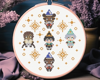 Puede incluir: Bordado de punto de cruz en un aro de madera con personajes pixelados de magos en varios colores. El diseño incluye detalles de estrellas doradas. El aro está sobre una superficie de madera con lavanda, con el texto "Artwork Photo by Christina".