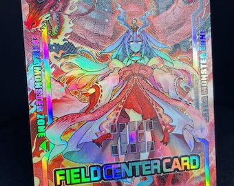 Può includere: Una carta da gioco olografica con sfondo rosso e bianco. La carta presenta un personaggio femminile con lunghi capelli blu e un vestito rosso. Il testo "FIELD CENTER CARD" è stampato in bianco sulla carta. La carta è circondata da un bordo olografico.