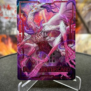 Könnte beinhalten: Sammelkarte mit einem Fantasy-Kreatur-Design in Lila- und Rosatönen. Die Karte zeigt ein drachenartiges Wesen mit Flügeln und Gliedmaßen. Der Text "FINAL ENTER CARD" ist zu sehen. Präsentiert auf einem transparenten Acrylständer.