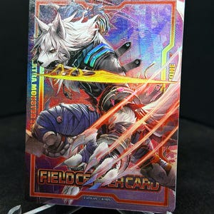 Peut inclure: Une carte à collectionner holographique représentant un personnage loup avec une fourrure blanche, des détails bleus et des griffes. La carte affiche le texte "FIELD CENTER CARD" et "EVOLVE CARDS". L'arrière-plan a un effet irisé violet et bleu.