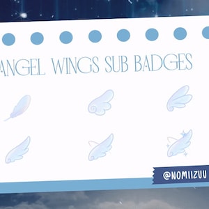 Op de afbeelding: Een witte kaart met de tekst "ANGEL WINGS SUB BADGES" in blauwe letters. De kaart bevat zes blauwe en witte engelenvleugel illustraties, waaronder een veer, en de tekst "@NOMIIZUU" in blauwe letters.