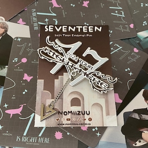 Spilla in smalto rigido argento del tour mondiale RIGHT HERE dei SEVENTEEN Kpop da 2,5" (6,35 cm) del 2024