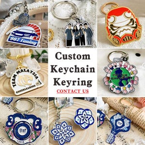 Puede incluir: Una colección de llaveros y llaveros personalizados con varios diseños. Los llaveros incluyen un coche con "987 Tuning", un grupo de personas, un personaje rojo y dorado, un diseño de "Team Malaysia Cheerleading" y un mundo con personas.