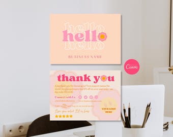 Puede incluir: Dos tarjetas de visita rectangulares con un esquema de color melocotón y rosa. La tarjeta superior presenta el texto hello en rosa y blanco con una pequeña flor con cara sonriente. La tarjeta inferior dice thank you con iconos de redes sociales.