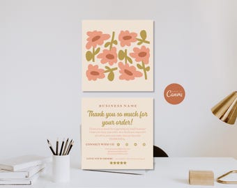 Puede incluir: Dos tarjetas cuadradas con fondo crema. La tarjeta superior presenta un patrón repetitivo de flores rosas estilizadas con tallos y hojas de color verde oliva. La tarjeta inferior muestra el texto Thank you so much for your order e iconos de redes sociales.