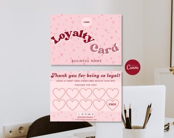 Puede incluir: Una plantilla de tarjeta de fidelidad rosa con un patrón de corazones, el texto Loyalty Card, Business Name, Thank you for being so loyal!, Here's a treat! Earn stamps and receive your 10th purchase for free! y una cuadrícula de diez corazones.