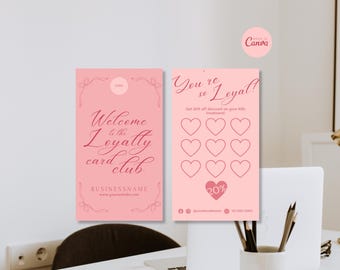 Puede incluir: Una plantilla de tarjeta de fidelidad rosa con dos caras. El frente muestra el texto Welcome to the Loyalty card club. El reverso presenta el texto You're so Loyal!, Get 20% off discount on your 10th treatment!, nueve contornos de corazones y un icono de corazón con 20%.