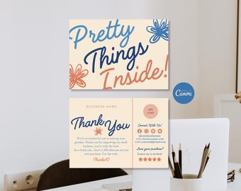 Puede incluir: Dos tarjetas de visita rectangulares con fondo crema. La tarjeta superior presenta ilustraciones de flores azules y naranjas y el texto Pretty Things Inside! La tarjeta inferior incluye el texto Thank You, iconos de redes sociales y cinco estrellas.