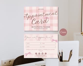 Puede incluir: Una tarjeta de cita rectangular con un patrón de cuadros en rosa claro y blanco. El frente muestra el texto Appointment Card y un pequeño lazo. El reverso incluye campos para fecha y hora, iconos de redes sociales y un lazo decorativo.