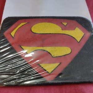 Superman vintage 80-tals sy-på-märke, dödlager förseglad i originalförpackning, fantastisk märke till fantastisk jacka. Äkta vintage, sällsynt föremål