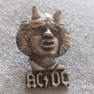 AC DC Highway to Hell, gjuten metallnål vintage 80-tal, Angus Young, oanvänd oanvänd, fantastisk present till fans av ett fantastiskt rock metal-band!