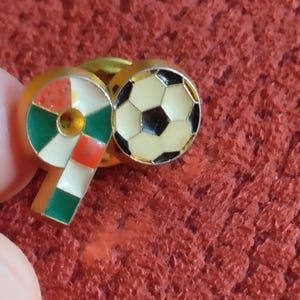 Italia 90, vintage 90s enamel metal pin, 1990 campionato del mondo di calcio, football collectors vintage relic pin. Logo 90, very good cond