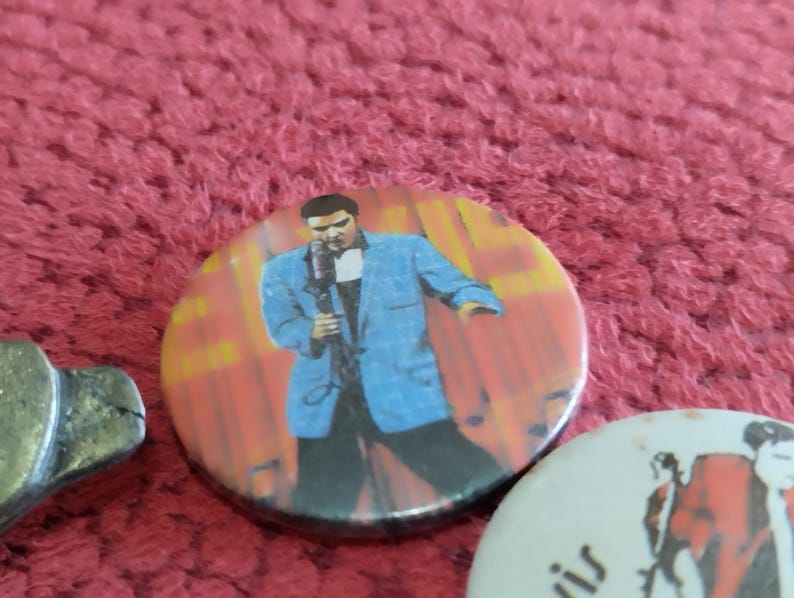 Elvis Presley, vintage 80s lot of 4 badge Elvis the Pelvis, the king of Rock n roll! 1solid brass badge, 3 button pin, amazing gift for fans image 6