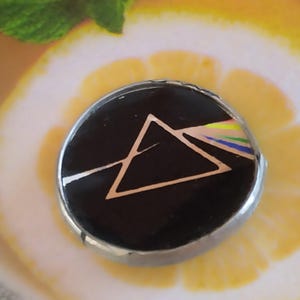 Bent and cracked, please check the photos carefully before purchasing. Thank you. Pink Floyd vintage 80S metal pin badge round, the dark sid