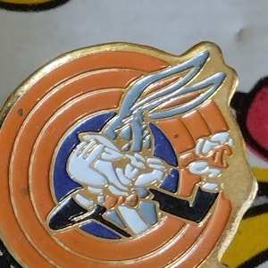 Bugs Bunny 1991 Warner Bros, producto original, pin de esmalte vintage de los años 90. il coniglio con la su carota. Festival del cartón, edición Francia