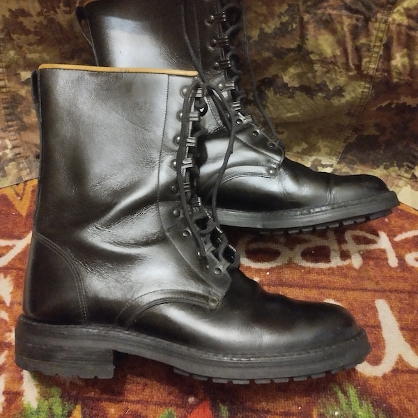 Bottes de combat en cuir de l'armée italienne vintage des années 80, 1988 Bottes d'occasion très bon état, cuir noir, N 9 US. Motard heavy metal punk steampunk