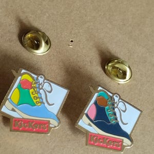 Kickers, shoes, vintage 90s enamel pin, the price refers to one piece only, choose your favorite with the drop-down menu. for your collectio