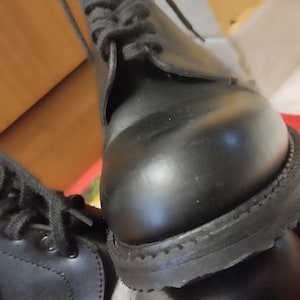 Leren legerlaarzen 1997, jaren 90 magazijnvoorraad, met elastiek aan de zijkant, Italiaans leger, echt stiksel, hoge schoen, kleine sporen van opslag. N42 9US