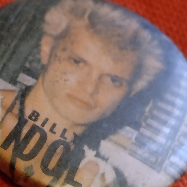 Épingle en métal vintage des années 80 Billy Idol, véritable cadeau incroyable vintage des années 80 pour les fans du grand artiste Billy Idol, pour votre collection ou votre jack