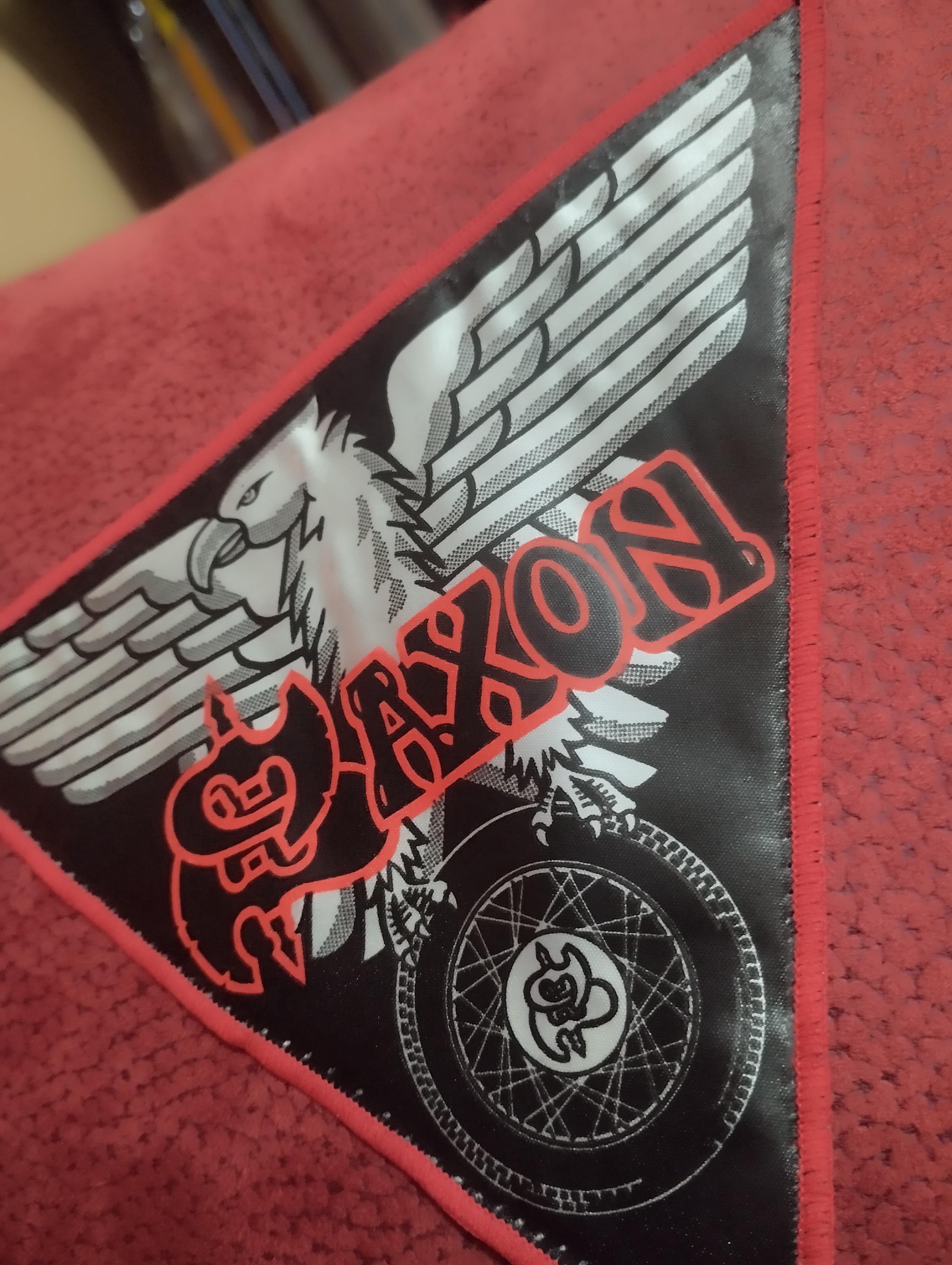 Patch Saxon Logo & Eagle | Noir/Rouge/Blanc | 100% Polyester | Licence Officielle
