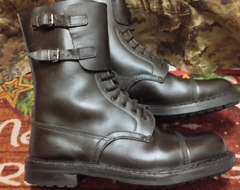 Stivali da combattimento in pelle dell'esercito italiano vintage anni '80, 1985, deadstock misura grande 48 EU, 13,5 USA. Incredibili stivali in pelle per look punk o da lavoro, mounta