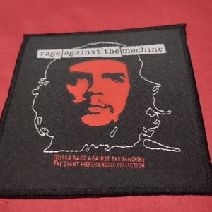 Może przedstawiać: Zestaw trzech ceramicznych kubków z nakrapianym, matowym wykończeniem. Kubki są w odcieniach kremu, jasnoszarym i ciemnoszarym. Każdy kubek ma prosty, minimalistyczny design.