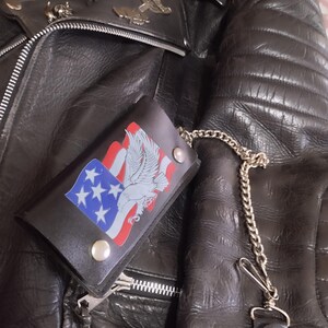 Cartera de piel de motociclista fabricada en EE. UU., vintage años 90, con cadena, bandera de EE. UU. con águila, piel auténtica, stock sin vender años 90, ¡increíble para tu look rockero!