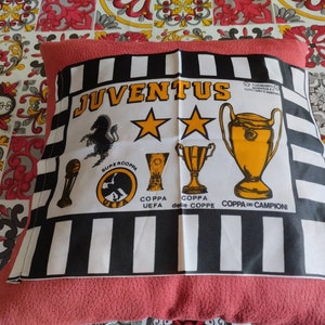 Juventus 1985, bandera pequeña, equipo de fútbol italiano Juventus, vintage años 80. para tu colección o enmarcado para habitación. producto oficial Copyright