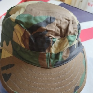 Italiaanse leger vintage 2001 hoed camouflage militair maat S, dode inventaris nieuw nooit gebruikt, voor je collectie of je look, caccia, pesca, sport