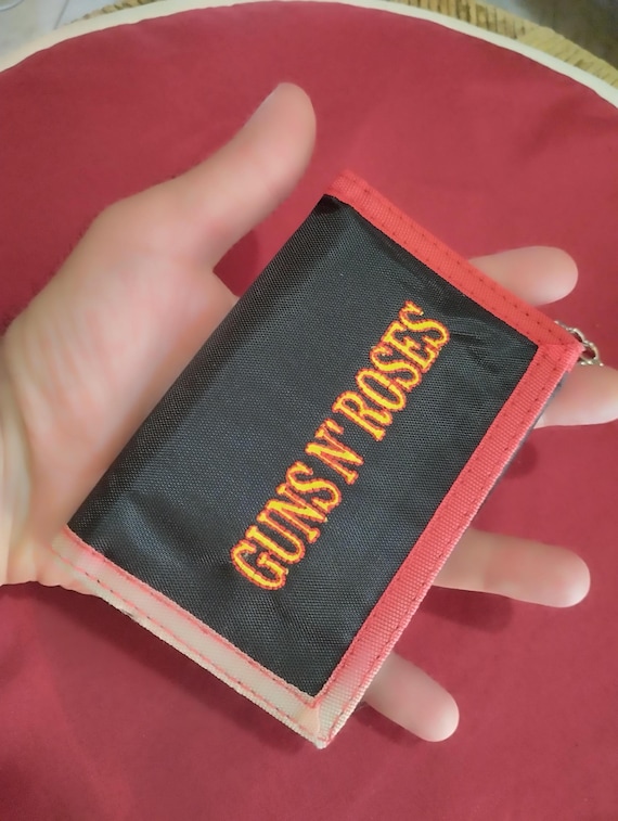 GNR Guns n Roses, portafoglio con difetti vintage, vedere foto e descrizione, con catena, ricamato logo, leggermente scolorito, cerniera non