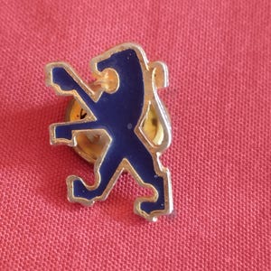 Peugeot, enamel metal pin vintage 80s, Peugeot cars logo lion, for your collection or your jacket. very good condition vintage. France auto