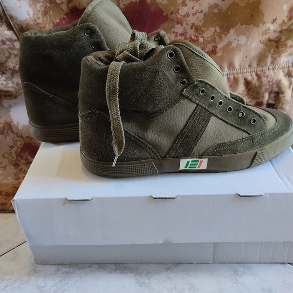 Vintage 90s Italian army sneakers, new with original box, canvas, rubber and suede color olive green, 1996. Size 39 EU,6. 5US. Made in Italy