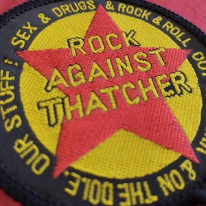 Rock against Thatcher, toppa vintage anni '80, un movimento di protesta culturale e musicale spontaneo che unì i musicisti britannici contro il neo-la Thatcher
