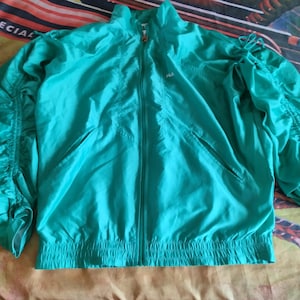 Fila gym jacket vintage 90s, made in Italy, con lacci sulle maniche, colore verde acqua lucido. Size S, vedi dimensioni in descrizione, FILA