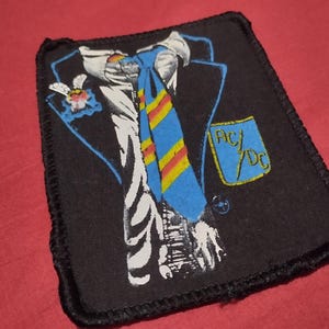 AC DC Patch Fliege an der Wand Vintage 80er Jahre, Angus Uniform Schule, tolles Geschenk für Fans großartiger Hard Rock australische Band. Seltenes Objekt 80er Jahre