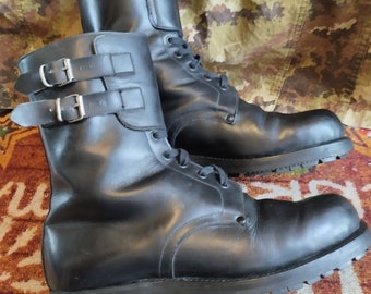 Combat boots Italian army vintage 60S, leather black boots buckle, 1967 Pirelli soles, used boots very good condition. For your punk look