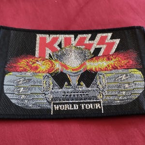 KISSワールドツアーの縫い付けワッペン、ヴィンテージ80年代、イギリス製、シルバーエフェクトカラー、タンク爆発、ビッグサイズ14×9cm、コレクション用