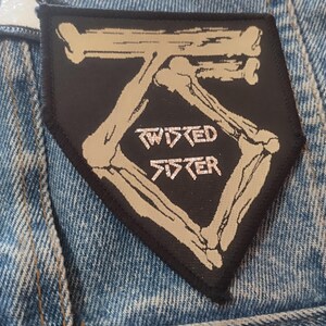 Twisted Sister, vintage 80-tals sy-på-lapp, skriven med silvereffekter i färgen, Bones-logotyp, heavy metal-kollektionstopp, för din stridsväst