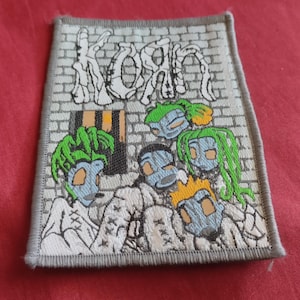 Puede incluir: Un juego de tres tazas de cerámica con un acabado mate moteado. Las tazas son de color crema, marrón claro y marrón oscuro. Cada taza tiene un diseño simple y minimalista y un asa redondeada.