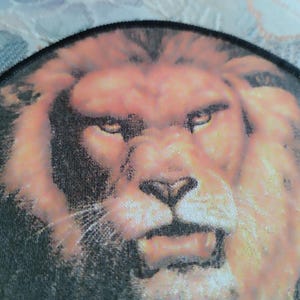 Lejon, sy på patch runt årgång 80-tal, per tutti gli amanti del re della giungla, o per i nati sotto il segno del Leone. Segno zodiacale..
