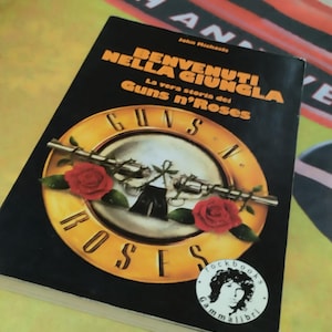 Guns n Roses, libro vintage años 90, 125 páginas escrito en italiano, collana musica studio, más 2 fotos en papel Kodak. la historia Guns n Roses