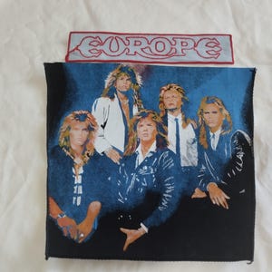 Könnte beinhalten: Ein rechteckiger Stoffaufnäher mit einem Grafikdruck der Rockband Europe, die fünf Mitglieder in dunklen und blauen Tönen zeigt. Darüber befindet sich ein separater rechteckiger Aufnäher mit rotem Rand und dem Wort EUROPE in weißer Schrift.