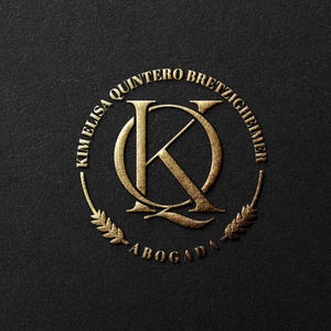 Könnte beinhalten: Gold geprägtes Logo auf schwarzem Hintergrund. Das Logo zeigt die verschlungenen Initialen "K" und "Q" in einem Kreis, umgeben von Text und weizenähnlichen Designs. Der Text lautet "KIM ELISA QUINTERO BRETZIGHEIMER ABOGADA."