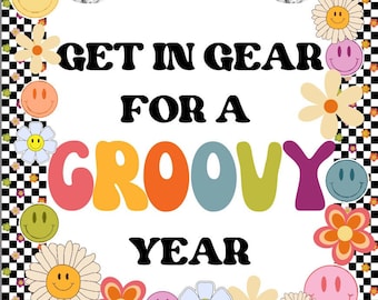 Puede incluir: Un póster colorido y groovy con el texto "Get in Gear for a Groovy Year". El póster está decorado con caras sonrientes, flores y bolas de discoteca.
